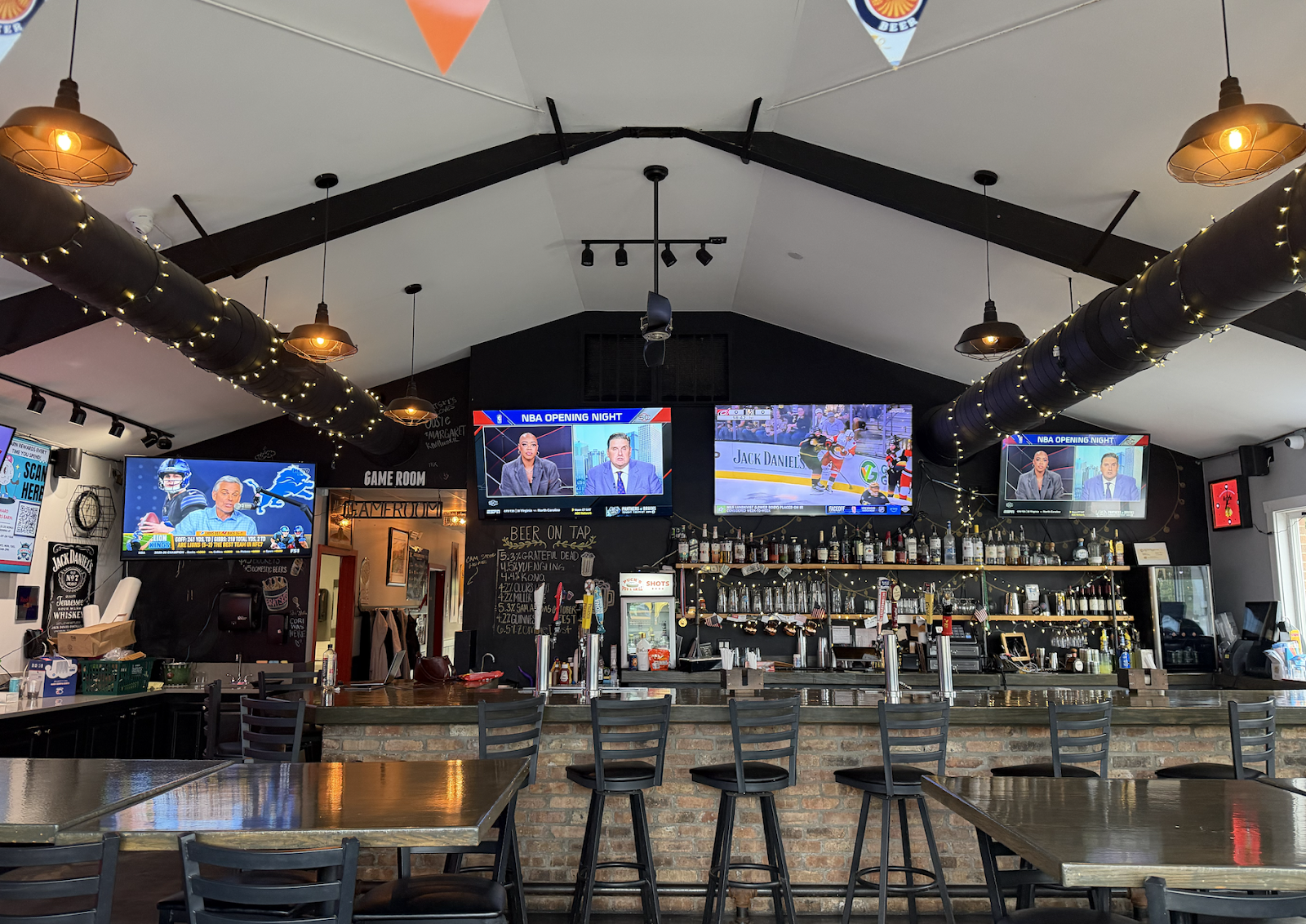 Bratski's — Your Lake Bluff Neighborhood Bar & Pub in Lake Bluff, IL